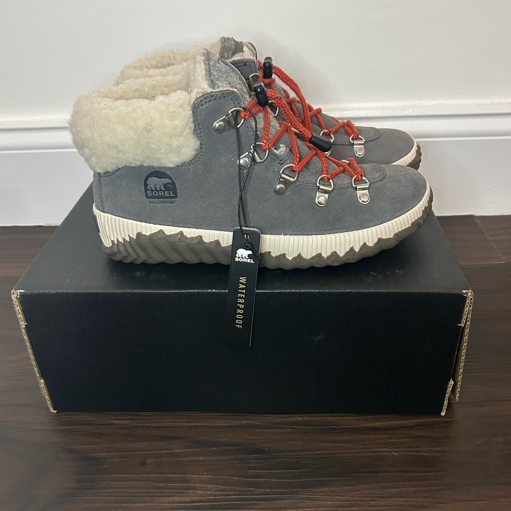 NEW Sorel youth out n about conquest boot. Size 5
